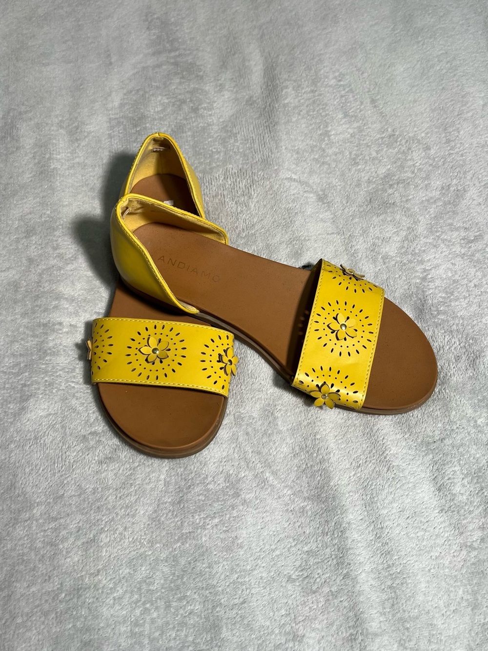 EUC Yellow Floral Cutout Sandals Size 8 - Picture 2 of 4